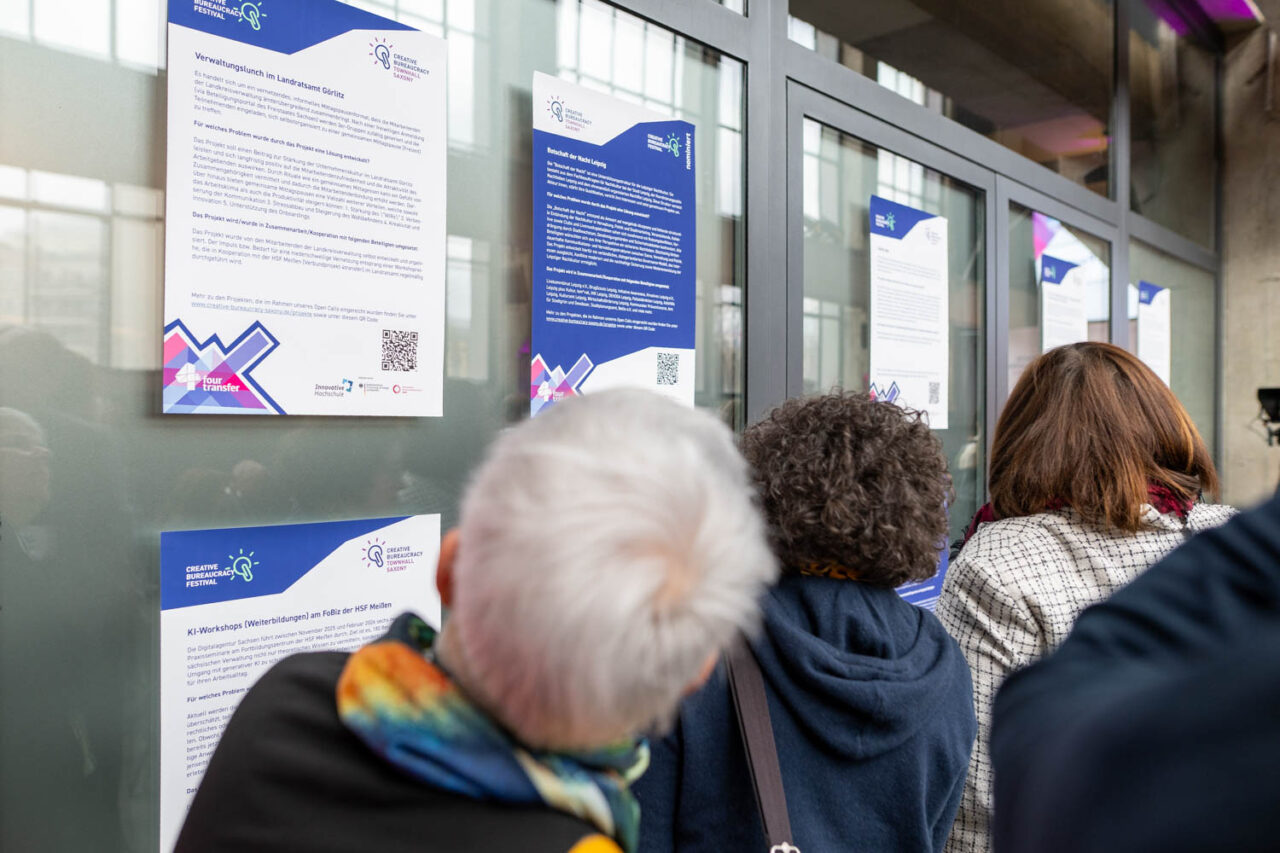 Das Bild zeigt eine Aufnahme der Plakatwand mit den eingereichten Projekten der Townhall Saxony 2026