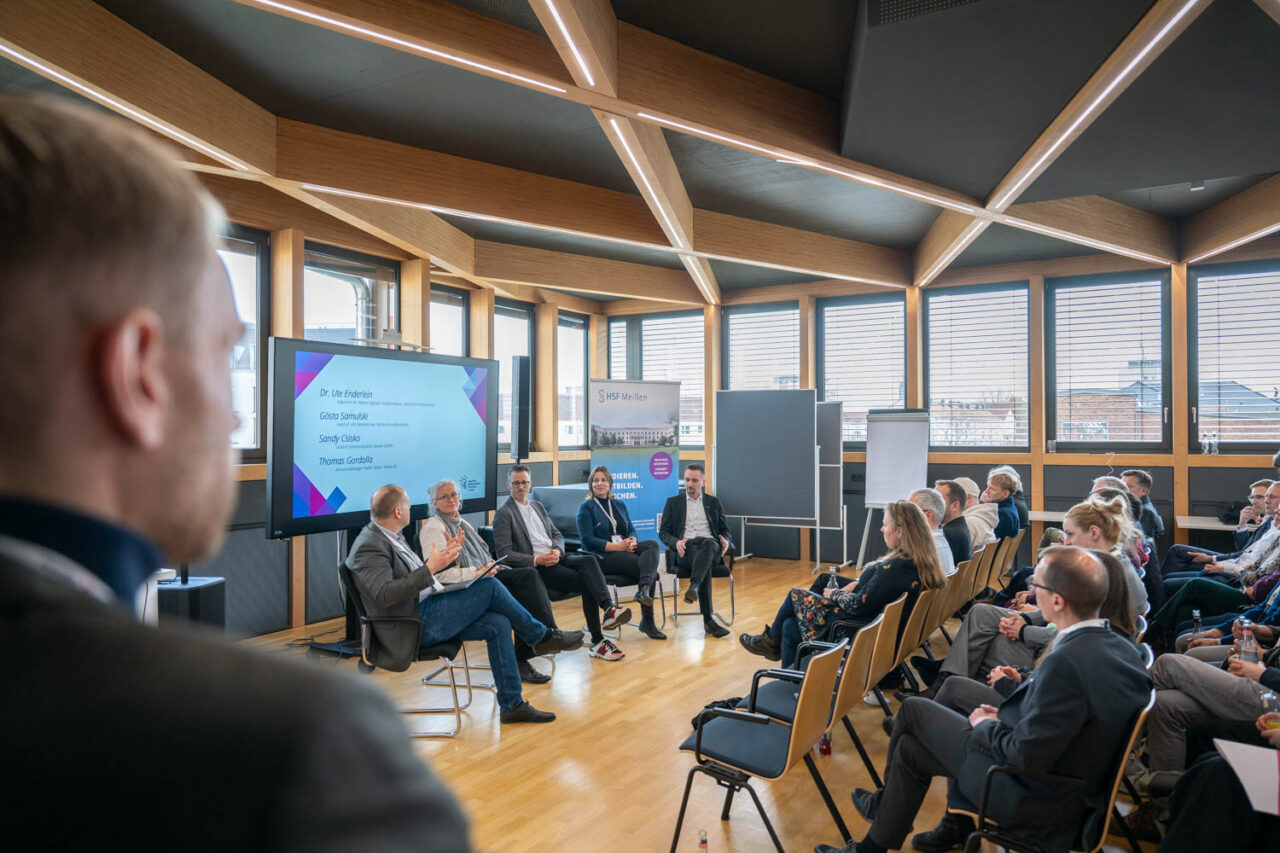 Das Bild zeigt Oliver Jockisch, Ute Enderlein, Thomas Gordalla, Sandy Csisko und Gösta Samulski während eines Panels zur Townhall Saxony 2026.