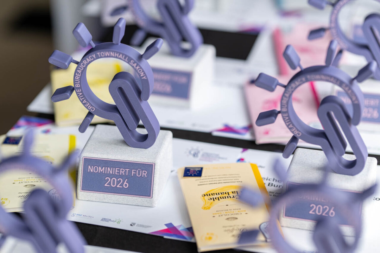 Das Bild zeigt die Preise der Creative Bureaucracy Townhall Saxony 2026, die im 3D Druckverfahren hergestellt worden.