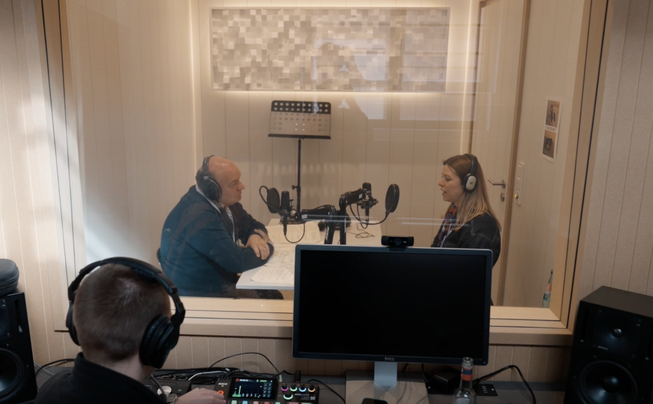 Das Bild zeigt eine Aufnahme von Arne Petersen von der Hochschule Meißen (FH) und Fortbildungszentrum im Gespräch mit Caroline Hoffmann von der Kreativbehörde Regensburg während einer Aufnahme im Podcast-Studio des Festivals. Entstanden ist das Foto am 26. März 2026 während der Creative Bureaucracy Townhall Saxony auf dem Gelände des Kraftwerk Mitte.