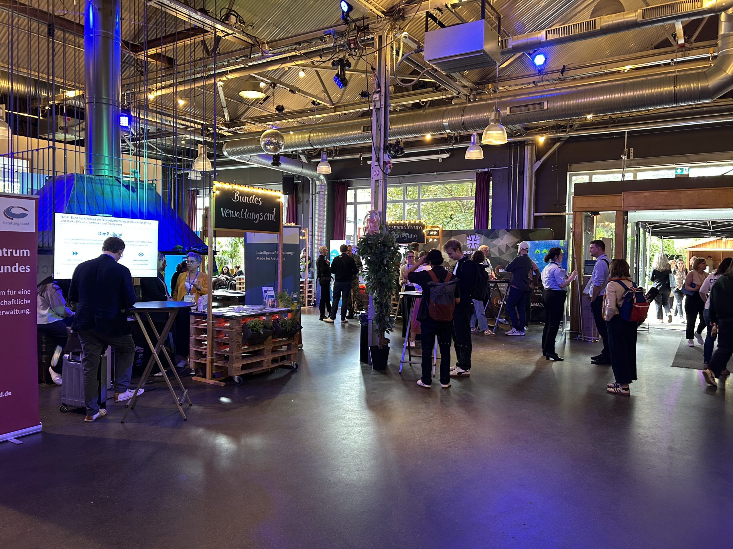 Aufnahme von Ausstellungsständen beim Creative Bureaucracy Festival am 11. Juni 2026